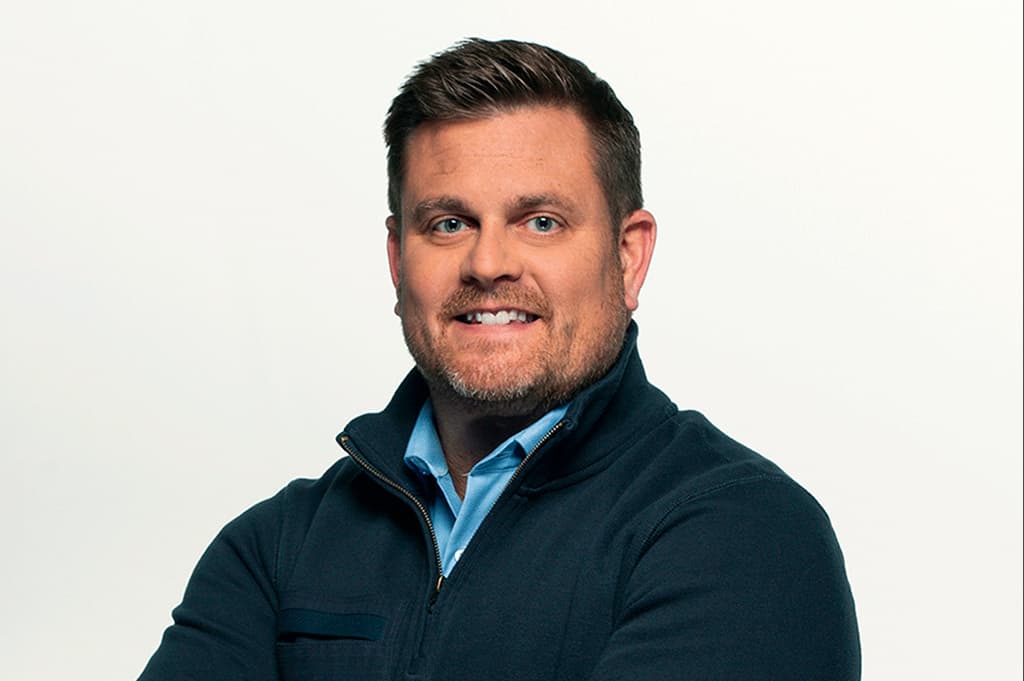 <b>Brian Thompson</b>, el ejecutivo de 50 años que fue
<a href="https://www.univision.com/local/nueva-york-wxtv/nypd-revela-detalles-asesinato-directivo-unitedhealthcare-brian-thompson" target="_blank">asesinado esta mañana en Manhattan</a>, ocupaba el cargo de
<b> CEO de UnitedHealthcare desde hace más de tres años </b>y acumulaba dos décadas de trayectoria en la compañía, donde ingresó en 2004.