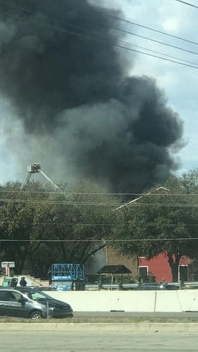 El humo del fuego se podía ver a distancia de la zona.