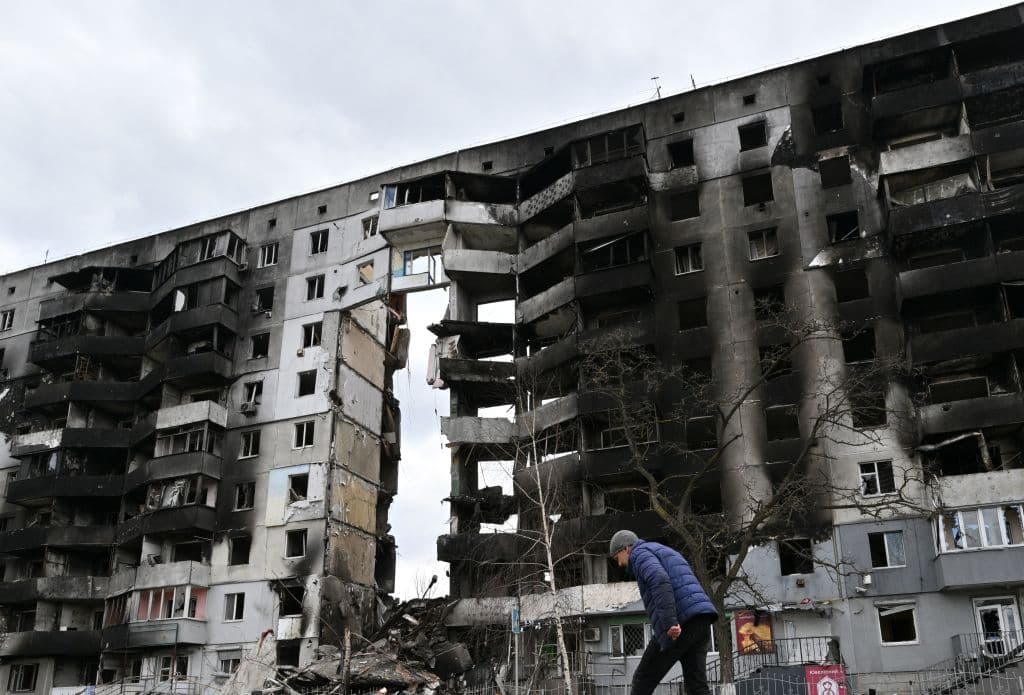 Bombardeo contra un edificio residencial en Borodianka, Kiev.
<br>
<br>
<br>