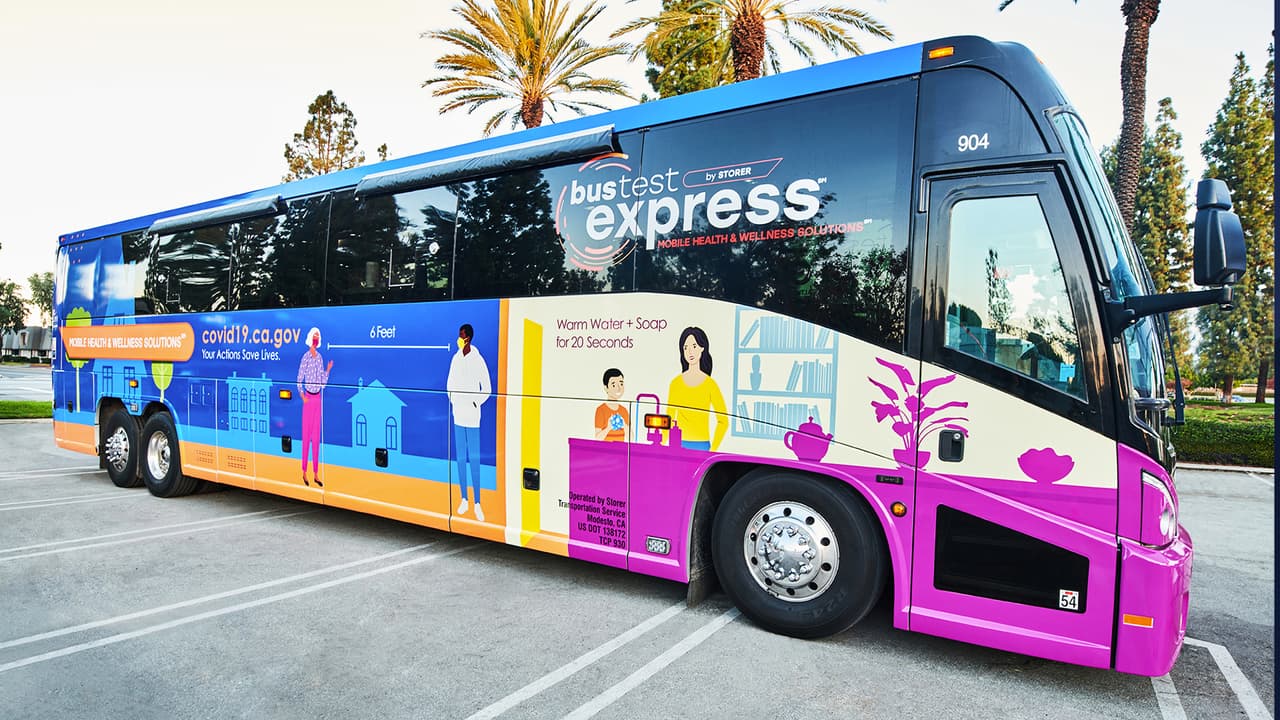 Un autobús fue desplegado en el Centro de Recursos Familiares, en Orosi, condado de Tulare, la semana pasada.