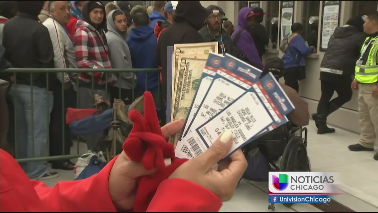 Fanáticos buscan desesperadamente un boleto para el juego de los Cubs