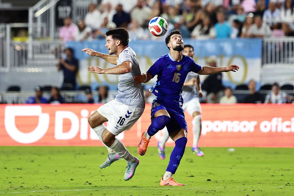 Instante del partido en el que Roberto Ydrach, por Puerto Rico, quedó más lejos del balón que José Manuel López, de Argentina.