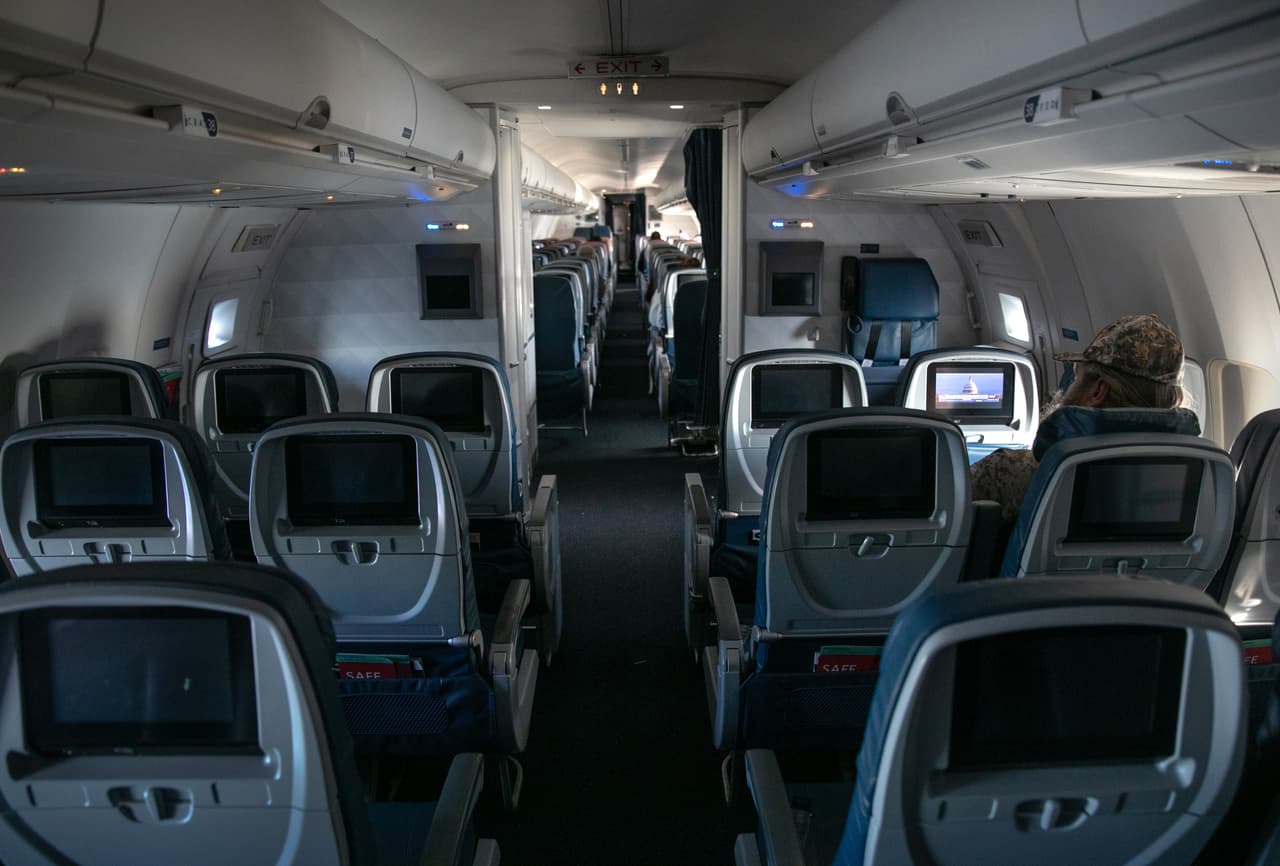 Un pasajero que viajaba en el mismo avión que él lo vio mirando pornografía infantil: ahora pasará cinco años preso