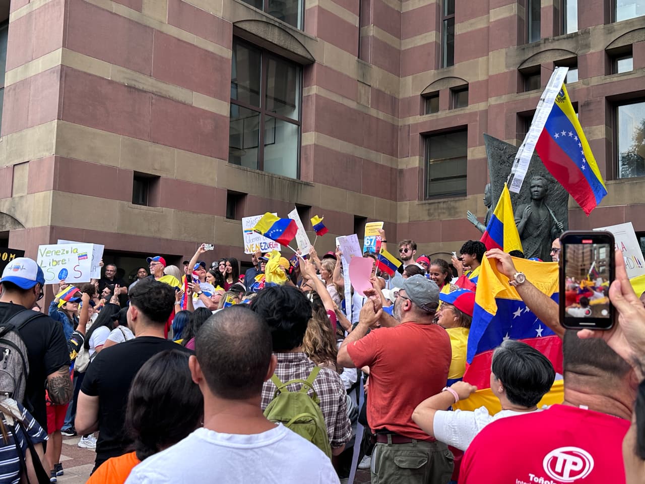 El lugar de concentración de los venezolanos en Connecticut fue el City Hall ubicado en 161 Church Street, New Haven.