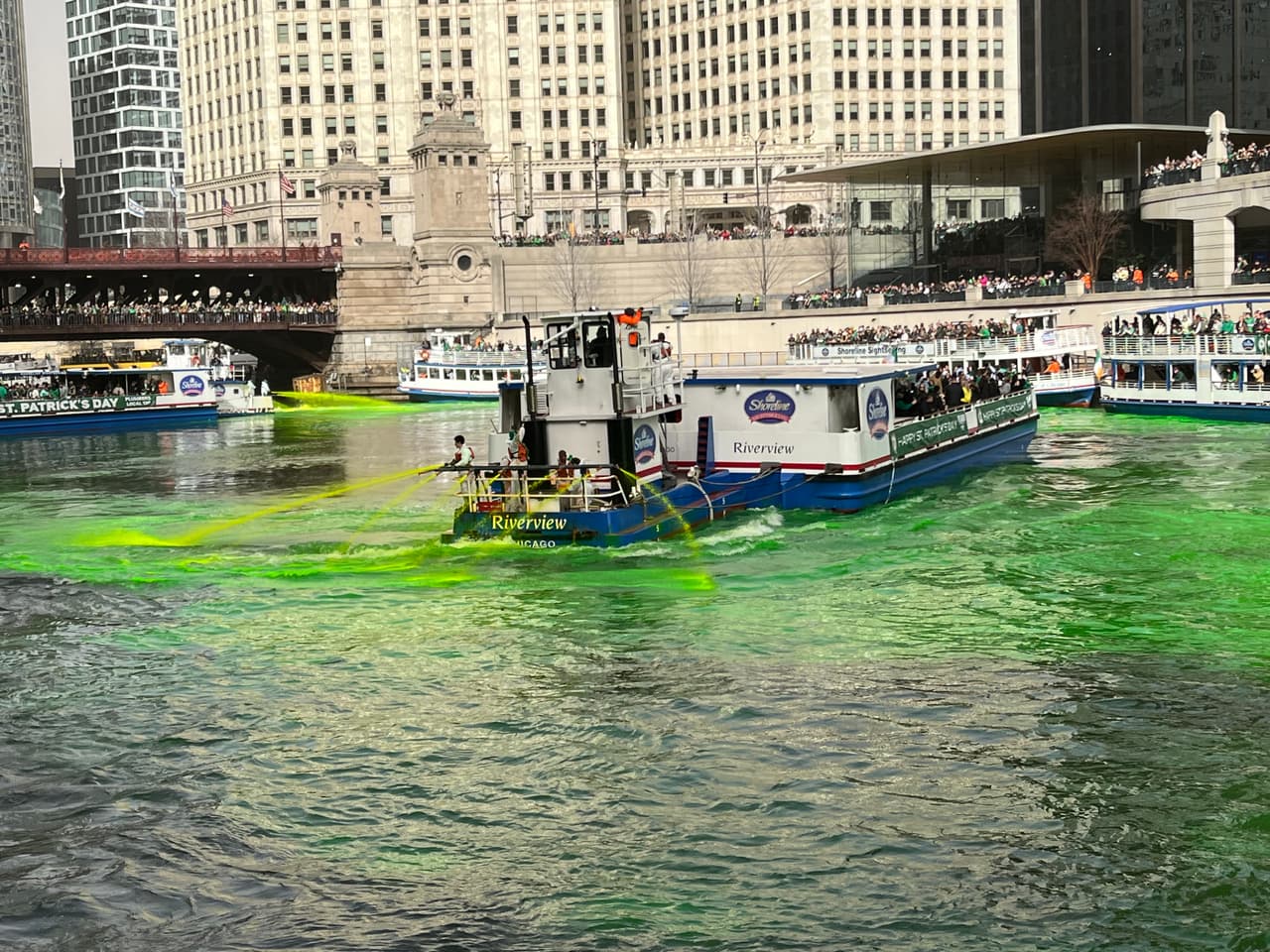 Detrás del teñido está el Sindicato de Journeymen Plumbers de Chicago, quienes usan hasta 40 libras de un polvo naranja y verde hecho a base vegetal y el cual no es tóxico y es seguro para los peces que viven en el río.