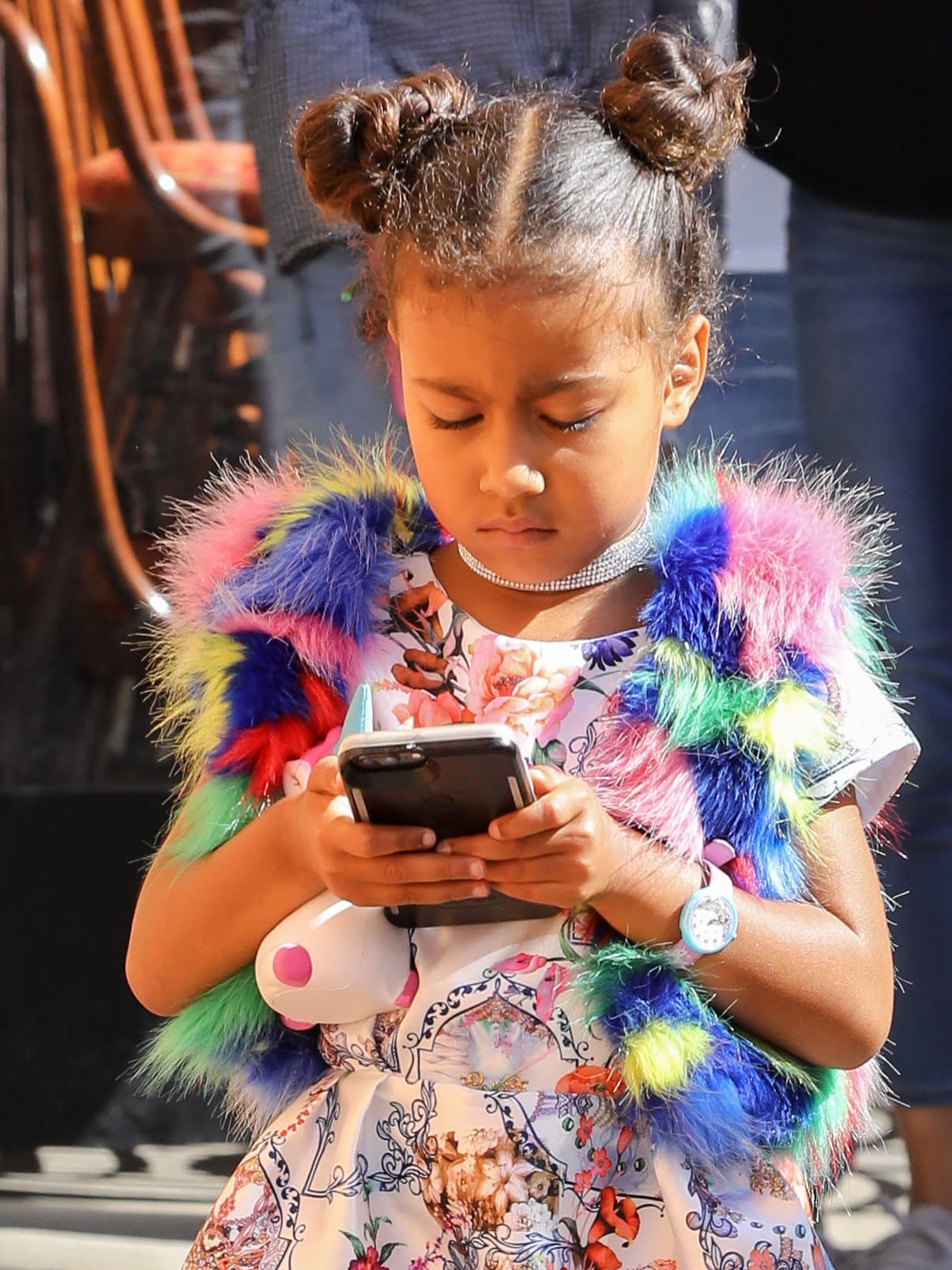North West, quien por momentos parecía muy concentrada en el celular de su mamá, está convirtiéndose en toda una celebridad de la moda, pues
<a href="https://www.univision.com/entretenimiento/al-estilo-kardashian-la-hija-mayor-de-kim-y-kanye-debuta-como-modelo-fotos">ya hizo su primera campaña</a> para prestigiosa una marca.