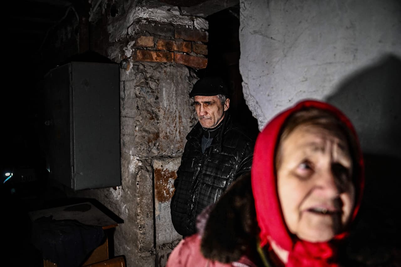 Residentes de la ciudad de Schastia buscaron refugio en el sótano de un edificio de apartamentos cuando se intensificaron los bombardeos de Rusia, el día que ese país reconoció a las repúblicas separatistas del este de Ucrania.
<br>
<br>Luego de una semana de combates, Rusia y Ucrania acordaron abrir corredores humanitarios para evacuar a civiles. Se trata del primer pacto alcanzado en las conversaciones entre funcionarios de ambos países a una semana del inicio de la invasión.