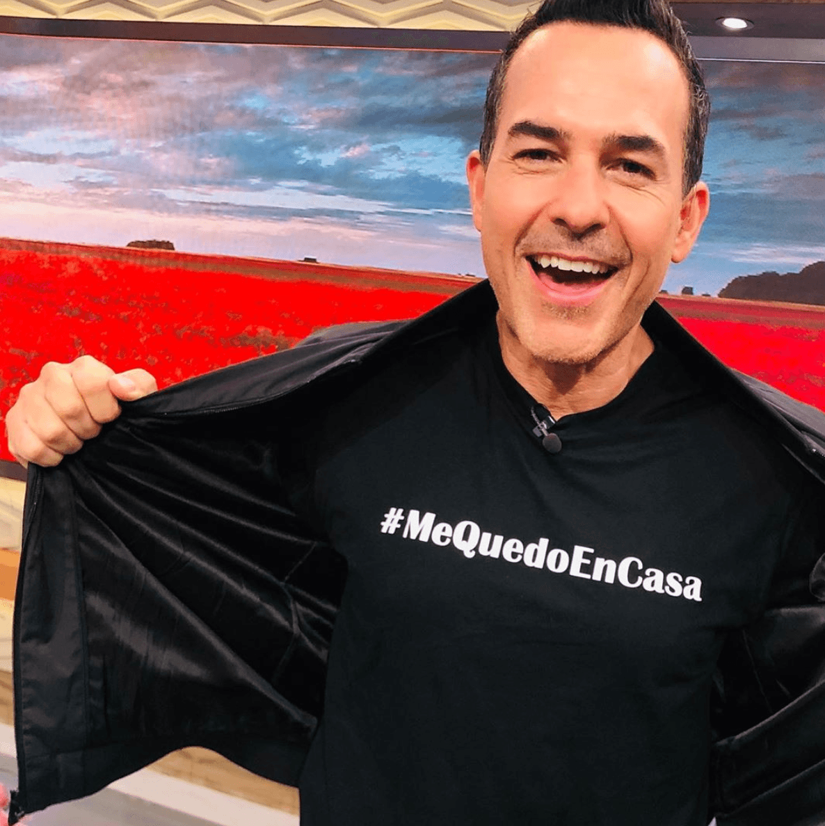 Carlos Calderón se encuentra muy positivo respecto a la situación y solo le pide al público que se queden en casa como él lo hace después de cumplir con su labor de comunicar.