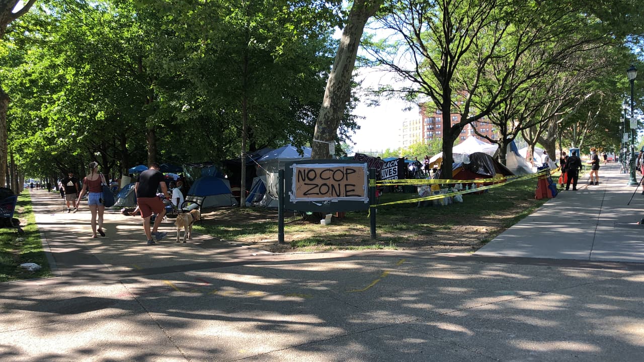 La ciudad ha cumplido con las demandas, sin embargo, los manifestantes dicen que no es suficiente y que ninguna de las promesas puede suceder lo suficientemente rápido.