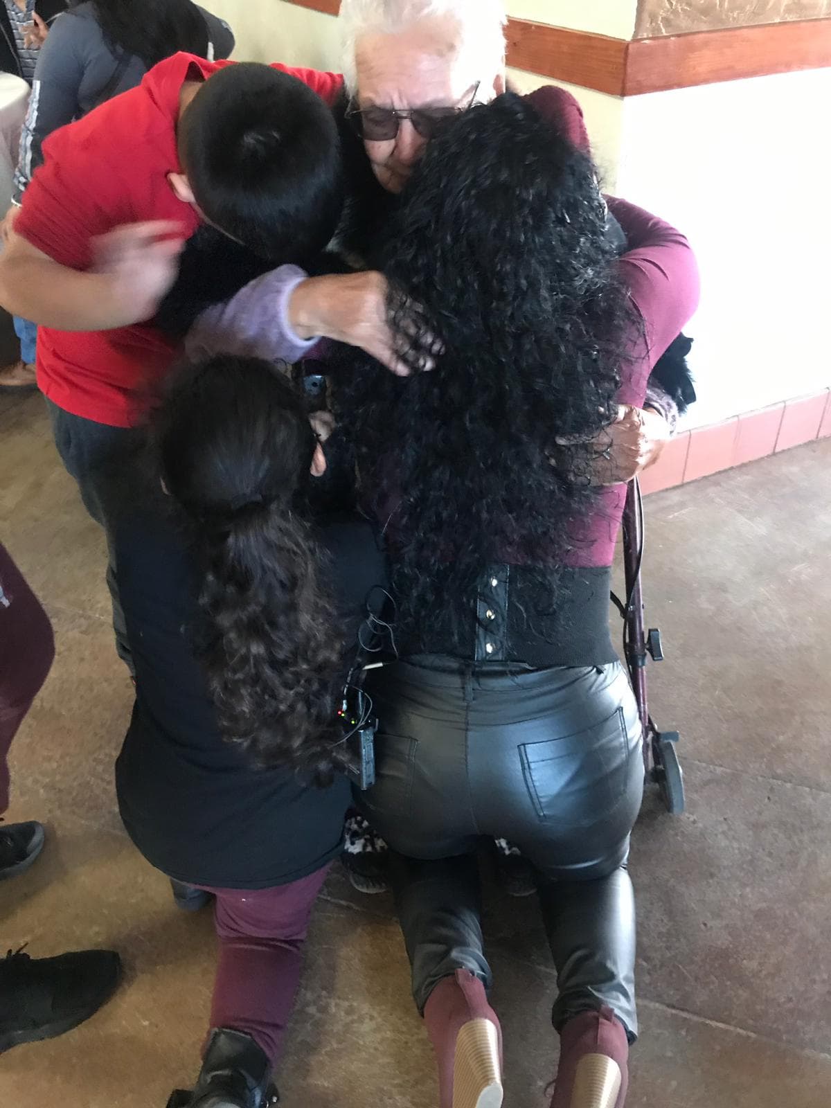 Abrazos, lágrimas y llanto fue la constante en el ambiente cargado de sentimientos.