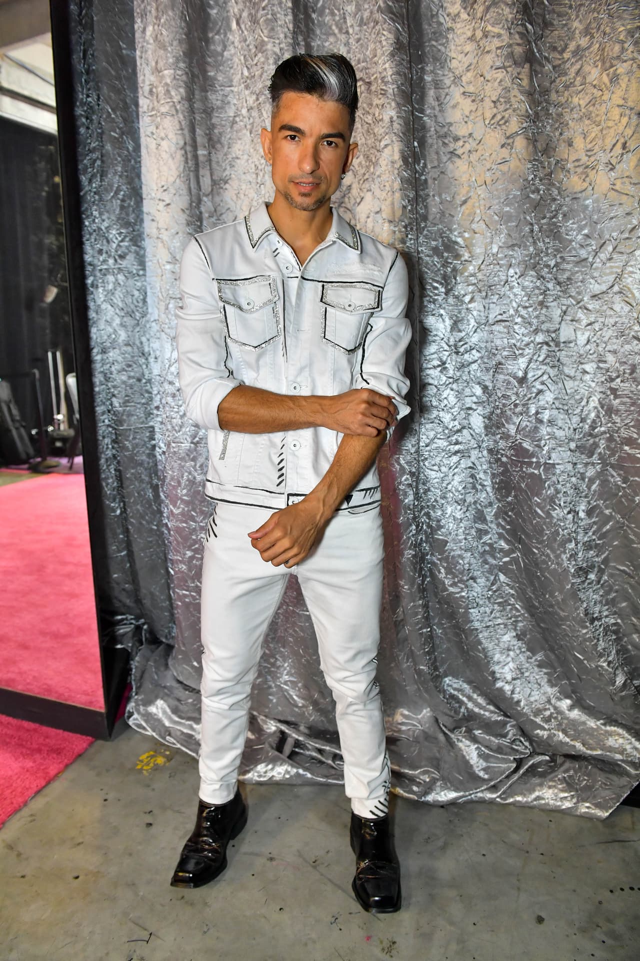 Otro de los invitados para el Reto de la Reina fue el bailarín y coreógrafo 
<b>Juan Carlos Nicot</b>, quien optó con un pantalón y camisa tipo vaquero color blanco y zapatos negros para su baile de 'quebradita'.