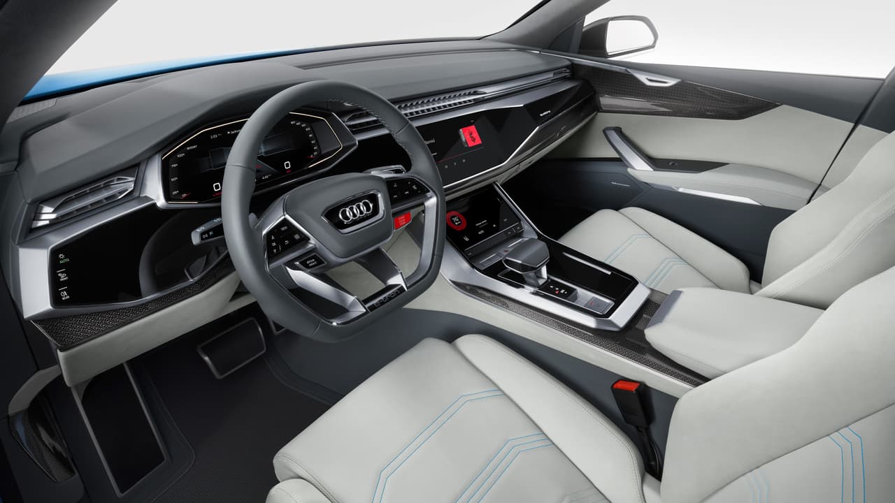 El 
<b>volante</b> de la Audi Q8 Concept es de un diseño bastante 
<b>futurista</b>, recto en su base como algunos de competición, con la leyenda “e-tron” en la parte inferior, y el botón para poner la camioneta en marcha en uno de sus bordes.
