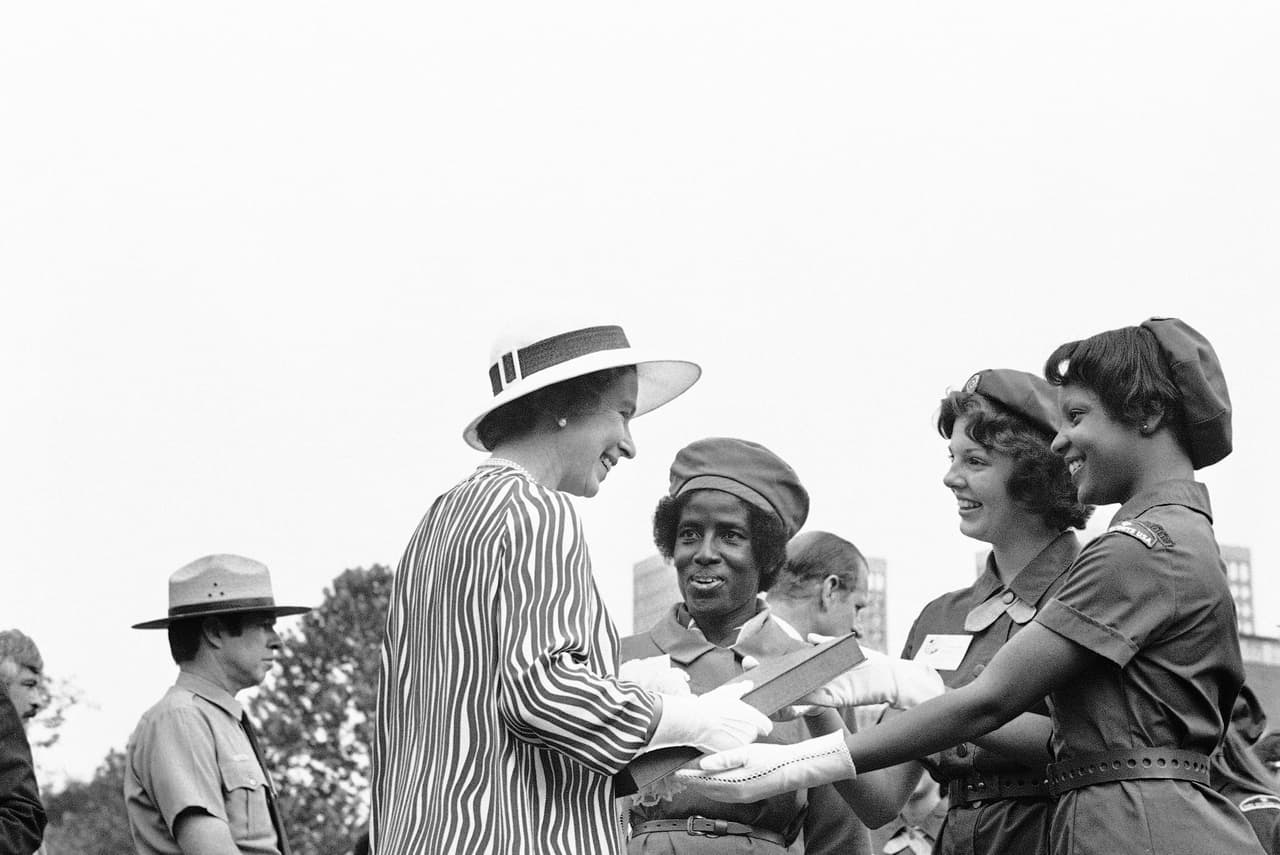 La
<b> reina Isabel II </b>recibe un regalo de las Girl Scouts of America durante su visita el martes 7 de julio de 1976. El regalo, un libro en honor a las mujeres de EE. UU., fue la Dra. Gloria Scott, izquierda, presidenta nacional de las Girl Scouts; al centro, de Mississippi y Karen Conley, a la derecha, de Michigan.