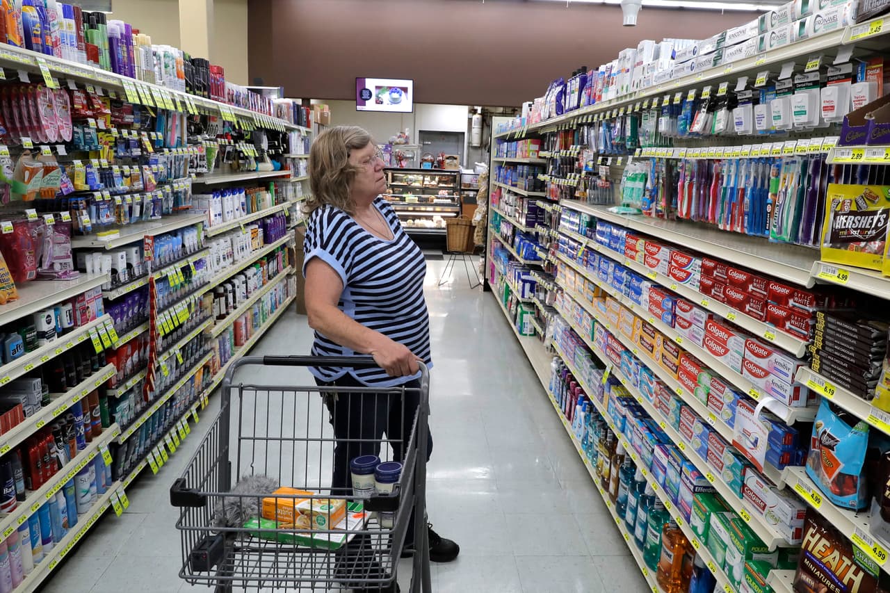 En esta imagen del pasado 4 de junio, Laure Mahlenbrei hace algunas compras en el supermercado del pueblo con monedas de madera de la localidad.