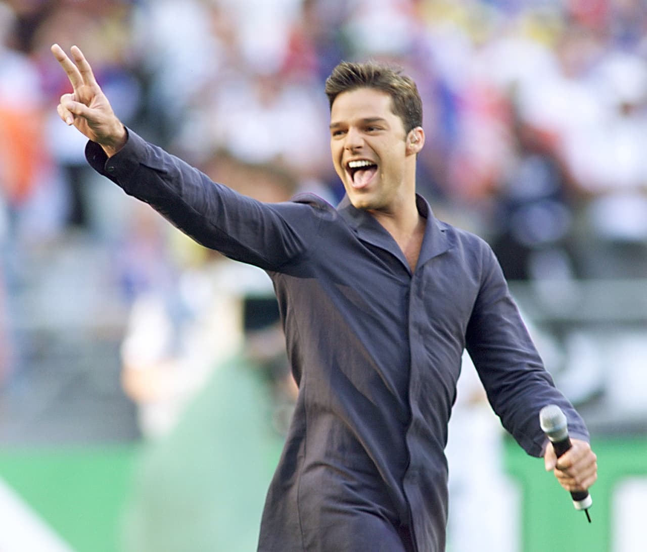 <b>Francia 98</b>:
<a href="https://www.univision.com/temas/ricky-martin" target="_blank">Ricky Martin</a> cantó ‘
<a href="https://www.youtube.com/watch?v=tF_ggG5dY5U" target="_blank">La copa de la vida</a>’, canción escrita por Desmond Child y
<a href="https://www.facebook.com/dracorosaoficial">Draco Rosa</a>. Uno de los mayores éxitos musicales en temas que fueron creados para un Mundial.
