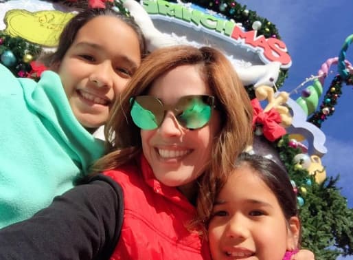 La conductora mexicana encamina a dos pequeñas que desea sobresalgan con luz propia.