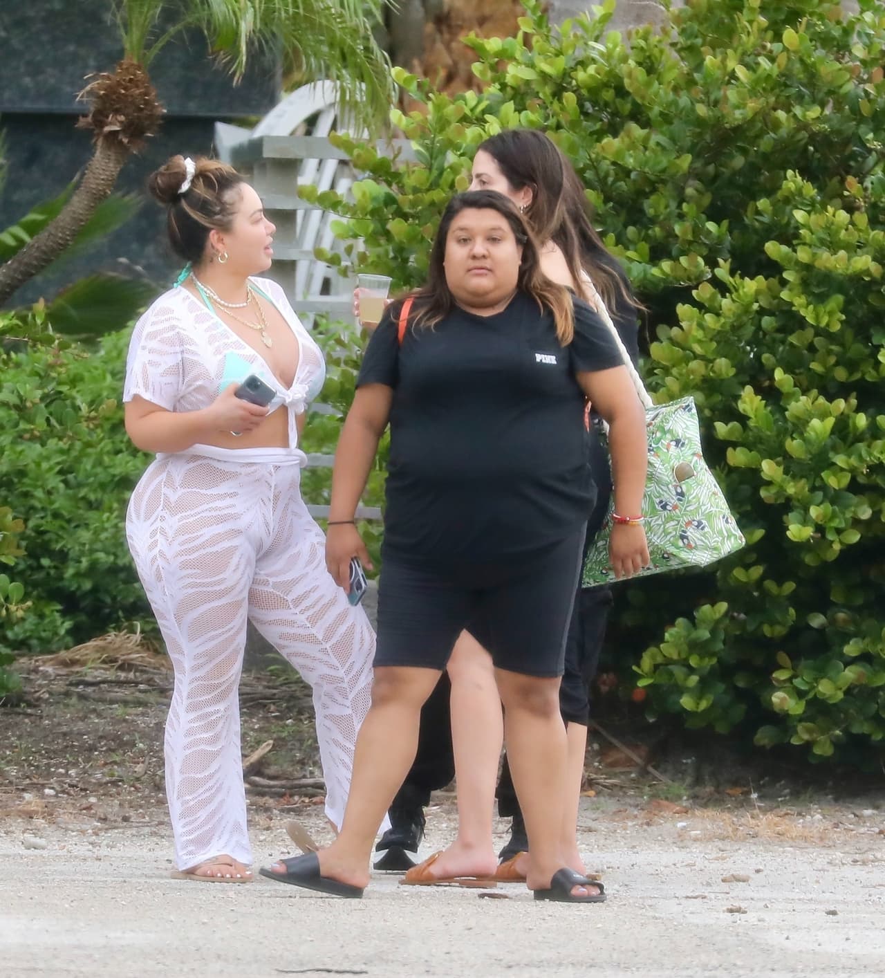 Entre sus acompañantes figuraba su inseparable asistente 'Omi' (de negro).
<br>