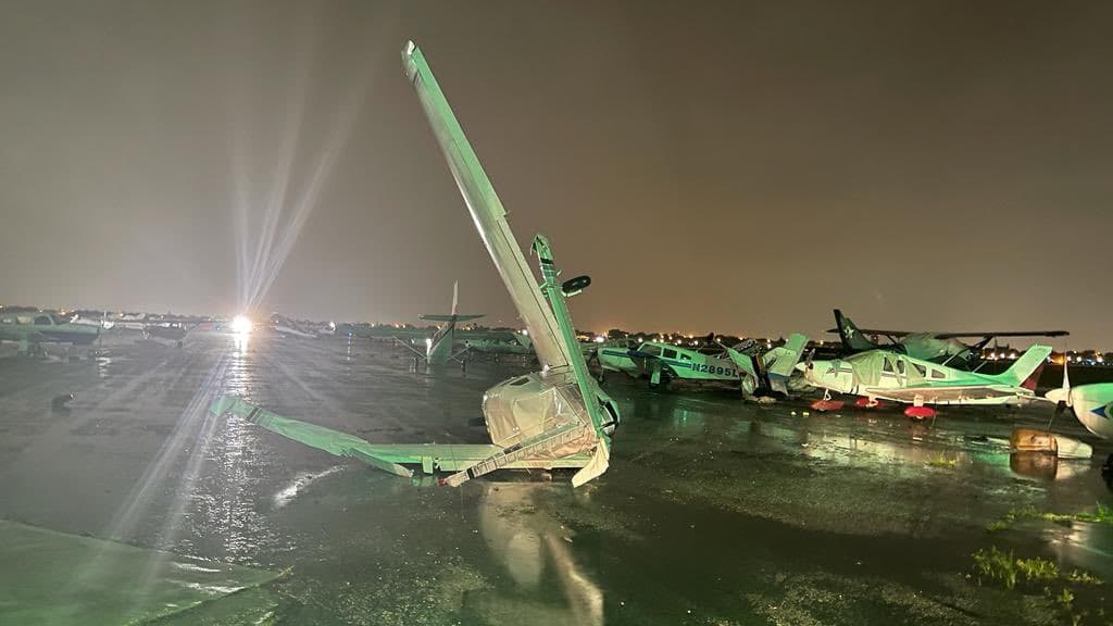 Uno de los tornados habría golpeado en el área de Cooper City, aproximadamente a las 7:30 pm.