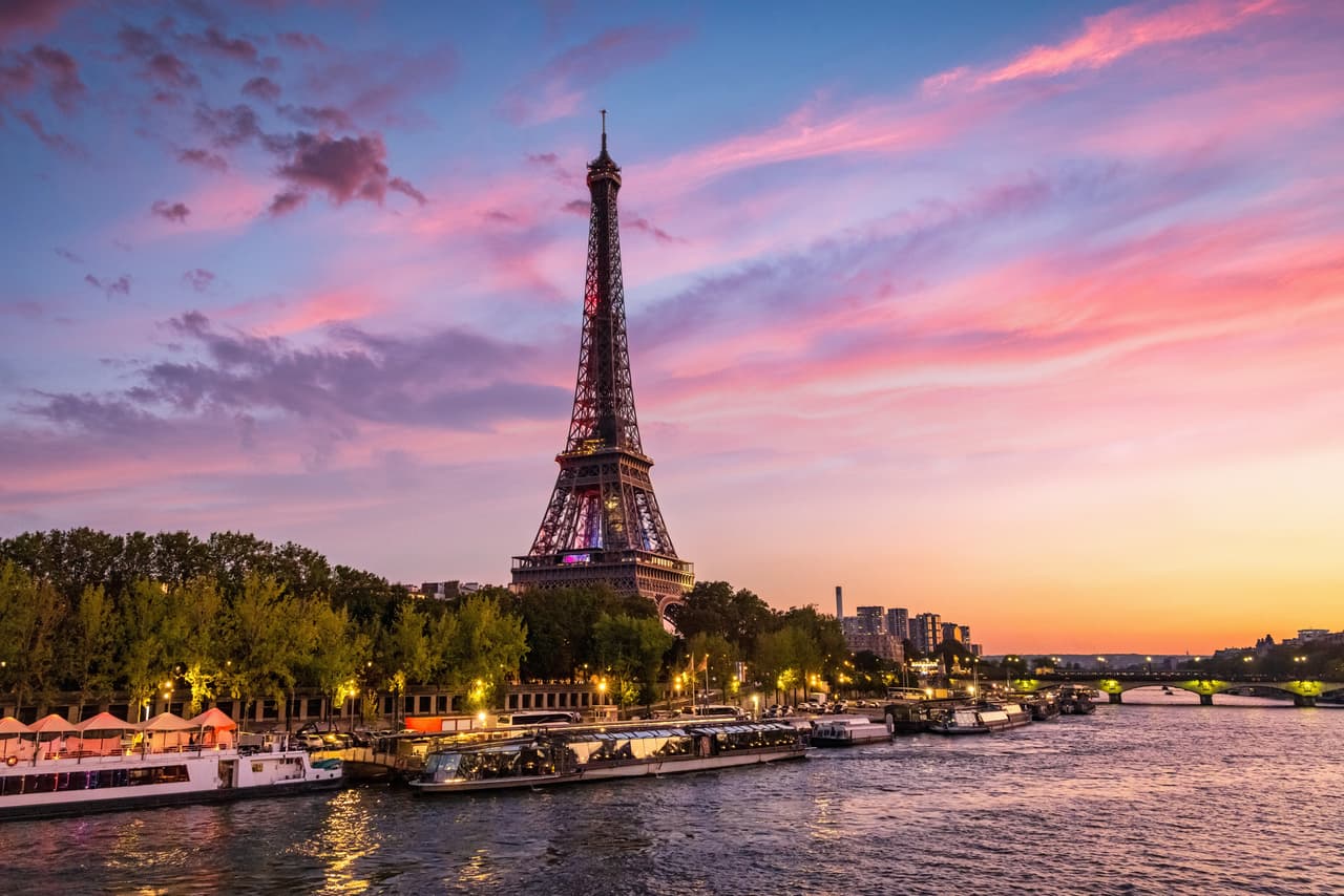 <h2 class="cms-H2-H2">1. París, Francia</h2>
<br>
<br>No es una sorpresa que la capital francesa ocupe el primer puesto: Francia es el destino número uno a nivel mundial. Solamente en 2021 registró 50 millones de turistas, y en 2022, su capital, París, repite en el primer puesto del conteo. 
<br>
