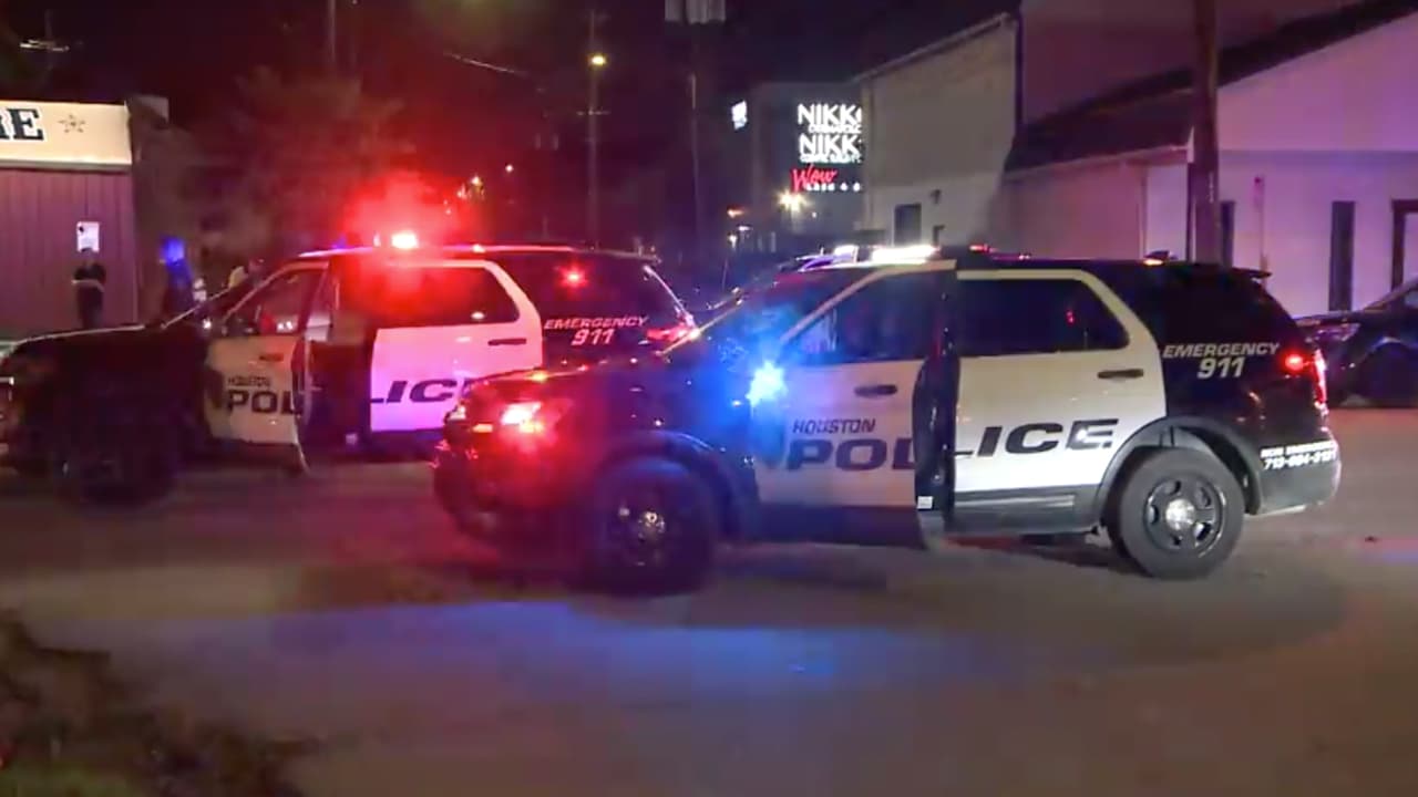 Al lugar acudieron compañeros de la oficial de policía que conducía la patrulla accidentada.