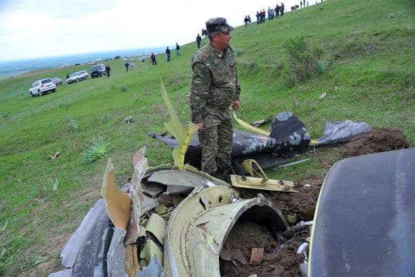 Equipos de rescate recuperaron este sábado los cuerpos de tres pilotos estadounidenses de entre los restos de un avión cisterna que se estrelló en las montañas de Kirguistán luego de despegar de una base local de apoyo a las acciones militares en Afganistán, informaron las autoridades del país.