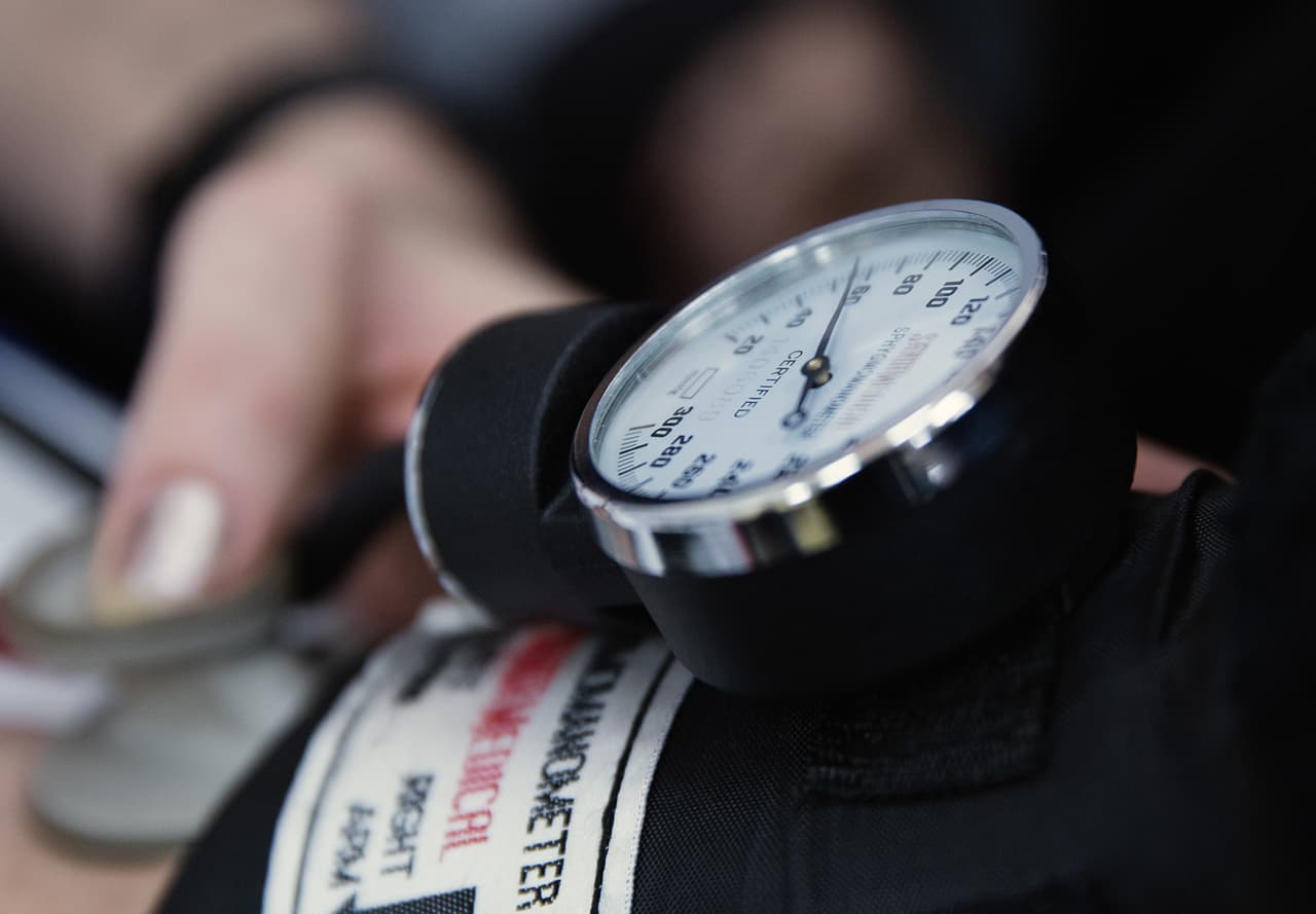 Mientras se realizaban las conferencias, decenas hacían fila para hacerse chequeos de salud y bienestar. A uno de los asistentes, por ejemplo,
<b> le encontraron la presión sumamente alta, </b>de modo que los médicos presentes en el lugar le indicaron que acudiera lo más pronto a un hospital. Conscientes de las disparidades que enfrentan los latinos y los altos números de no asegurados, le ofrecieron un listado de las clínicas comutarias cercanas.