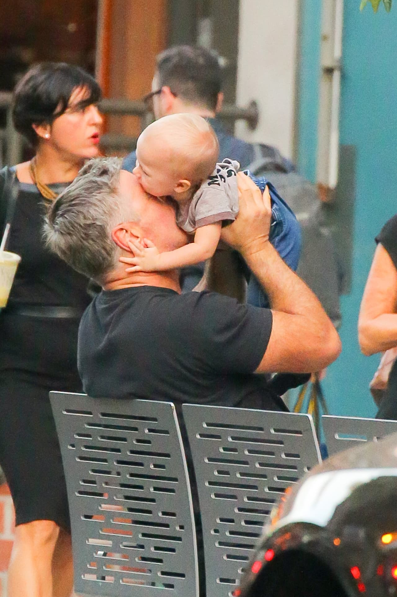 "Puedo dejarlo a mi esposa cuando esté muerto porque no voy a estar mucho más tiempo, seamos sinceros", dice Baldwin.
<br>