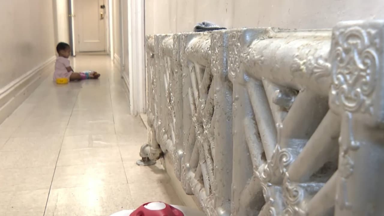 En un edificio del Bronx, vecinos denuncian que padecen frío, inseguridad y plagas