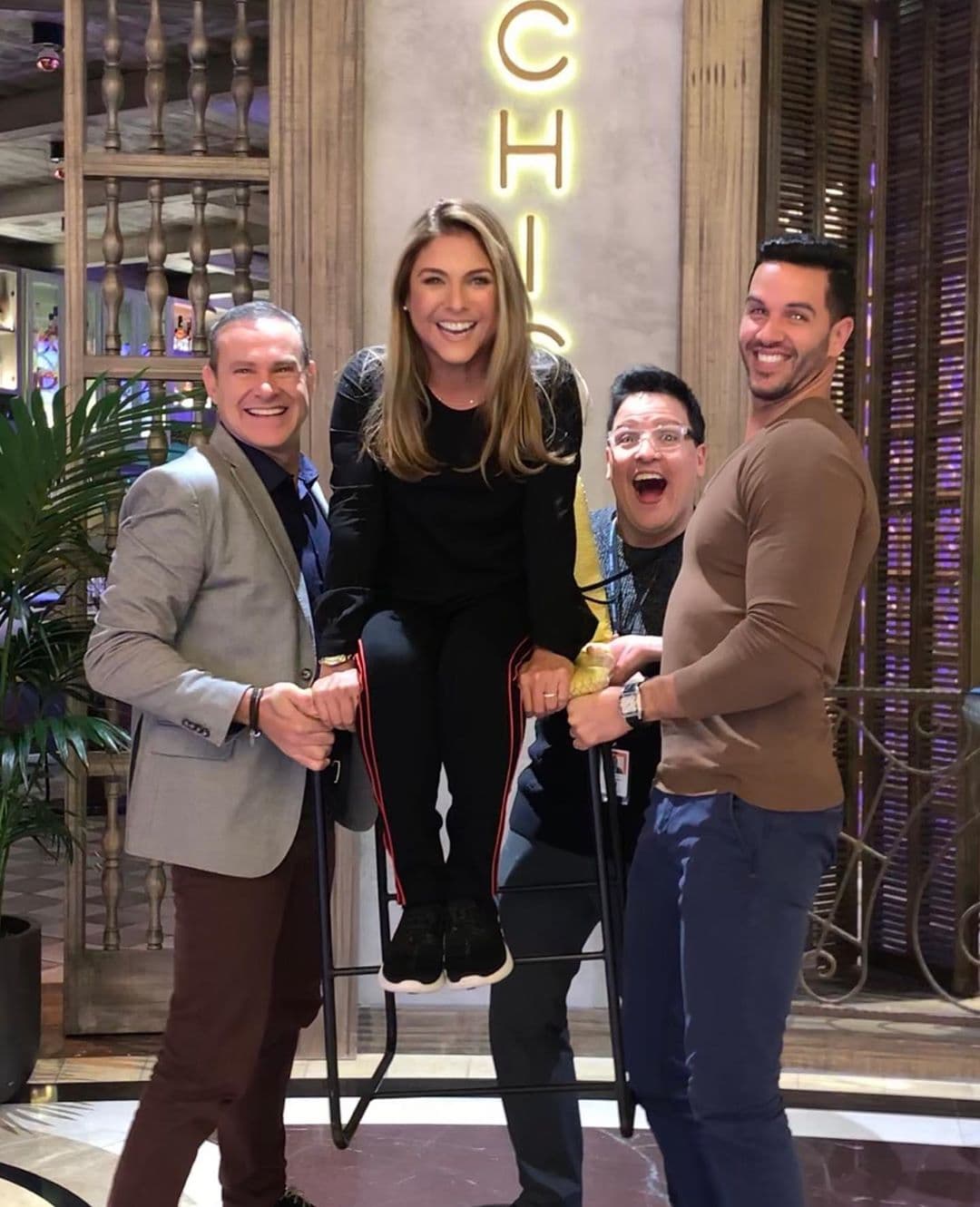 Los galanes del show consintieron a la chef Lorena luego de probar los manjares de su restaurante 'Chica'.