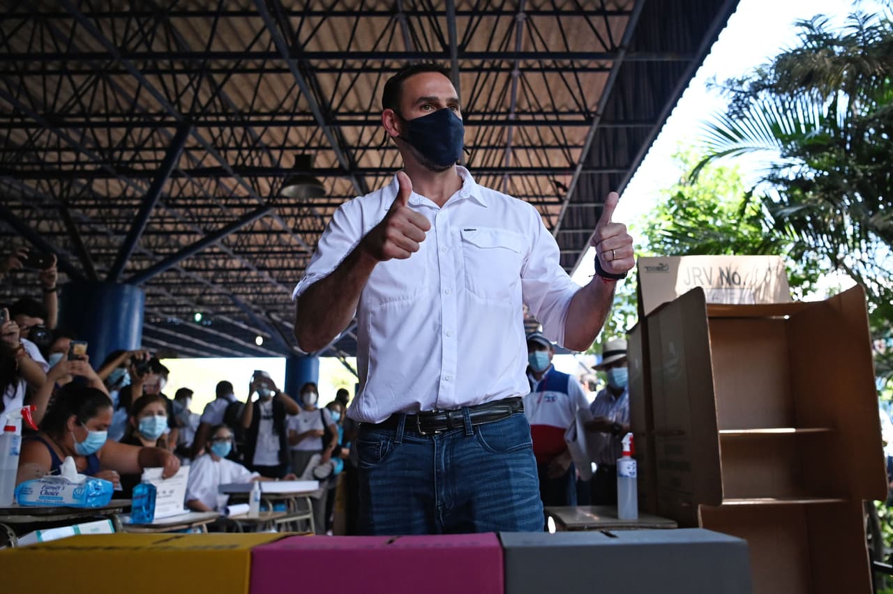 El alcalde de San Salvador, Ernesto Muyshondt, del partido Arena —que gobernó el país durante 20 años (1989-2009)— al momento de votar en las elecciones legislativas de este domingo. Arena ha mantenido el control de la mayoría de las alcaldías y por mucho ha controlado las decisiones en el Congreso, sin embargo estaría pasando su peor época y según las proyecciones de todos los sondeos, su representación parlamentaria quedaría muy reducida.