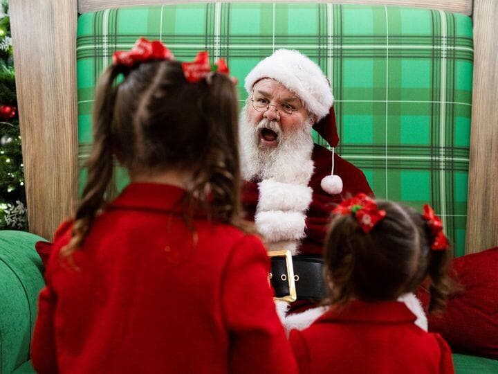 Ve a un centro comercial y 
<b><a href="https://www.univision.com/local/philadelphia-wuvp/lugares-tomarles-fotos-a-tus-ninos-con-santa-claus-en-filadelfia-este-diciembre-2022-fotos">tómales fotos a los niños – y no tan niños- de casa junto a Santa Claus</a></b>.