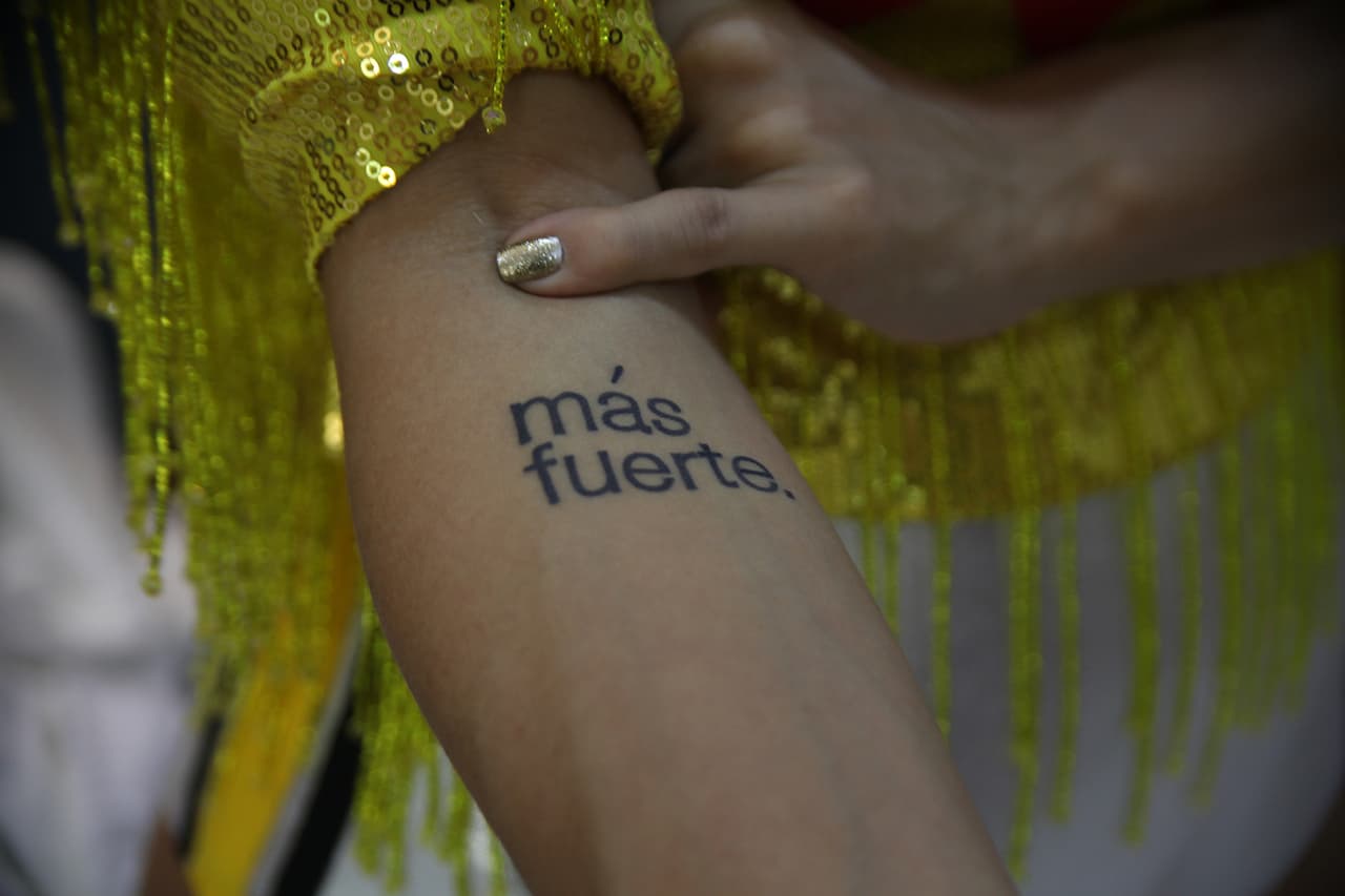 Fue entonces que decidió tatuarse la frase "Más fuerte", que coincide con el nombre de una de sus canciones.