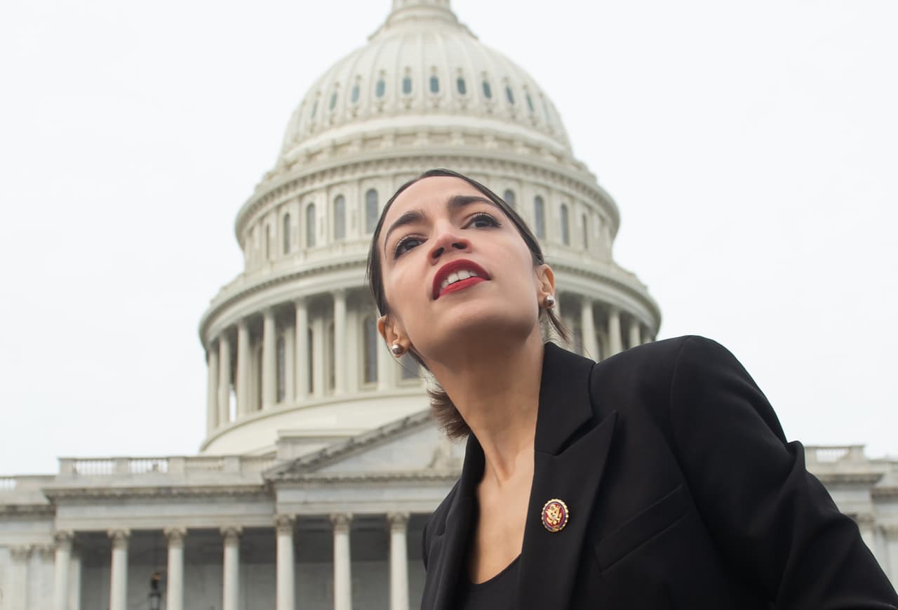 AOC sugiere que Pelosi y Schumer den espacio a una nueva generación de liderazgo en el Congreso