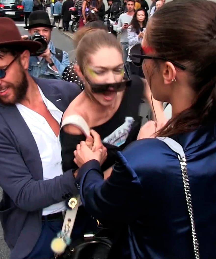 Gritó y le tiraron los lentes.