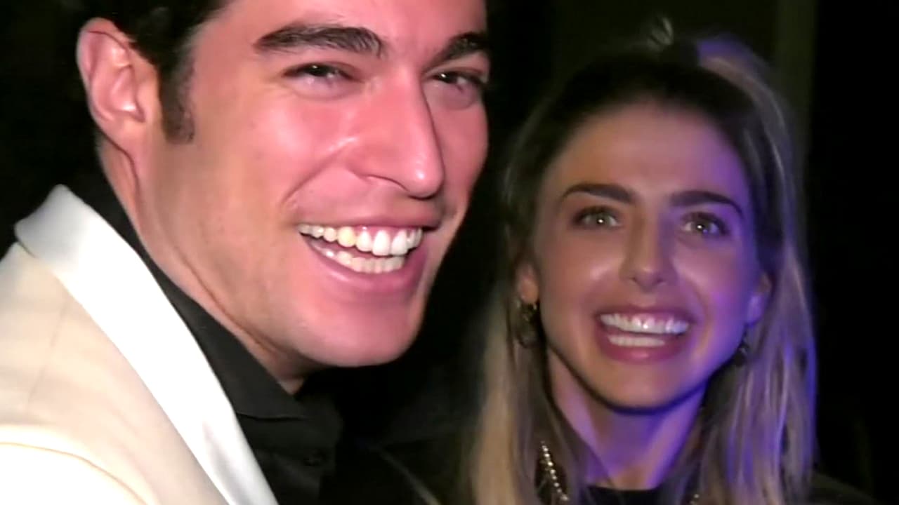 Danilo Carrera llegó con Michelle Renaud a la fiesta por sus 10 años de trayectoria artística
