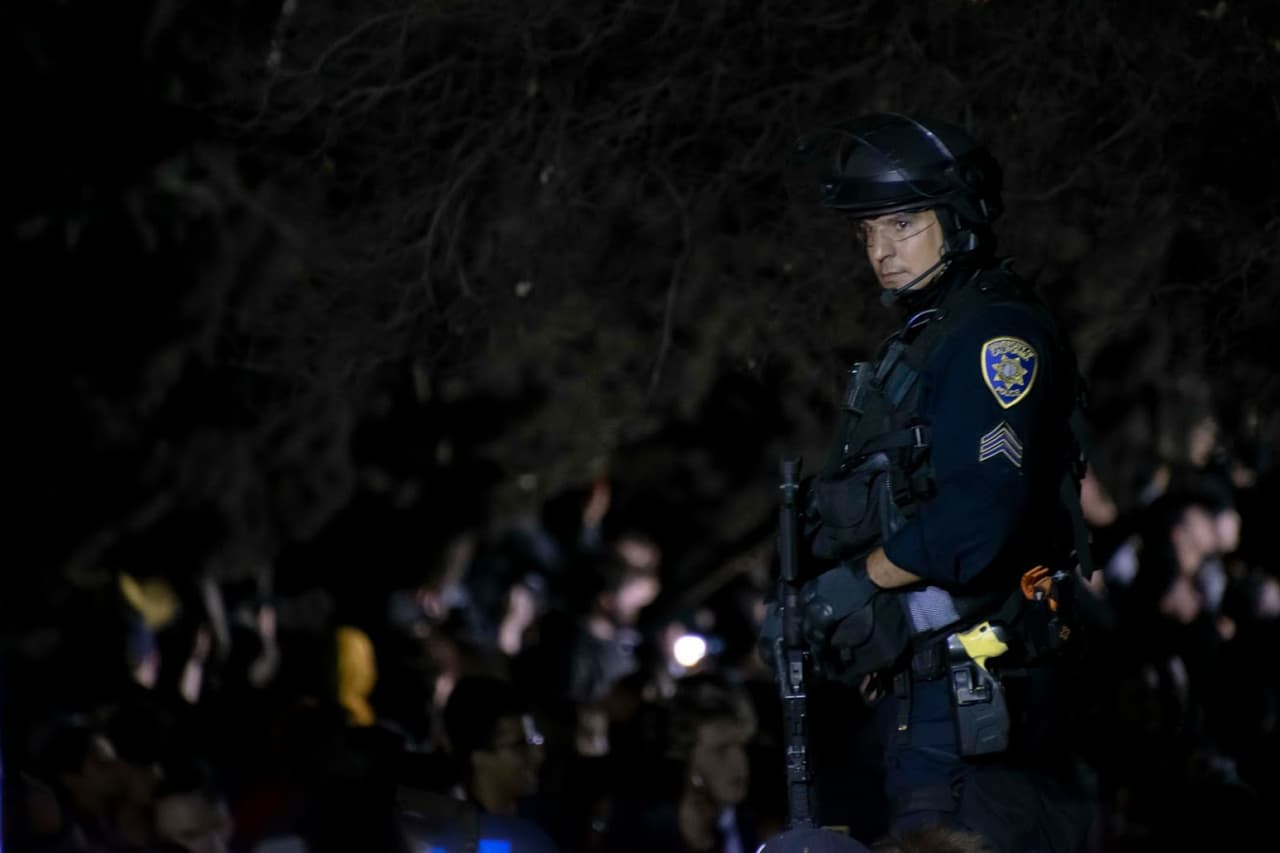 La descripción del evento decía que Coulter hablaría sobre el actual sistema de inmigración de los Estados Unidos y los peligros de la inmigración masiva.
<br>