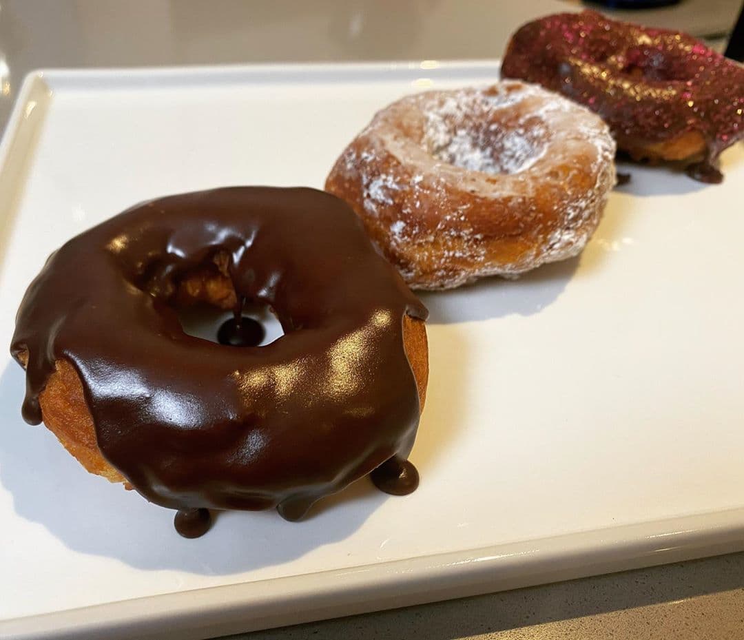 Lo que es un hecho es que celebramos el Día de la Dona, y nada más apropiado --y sabroso-- que comiendo esta delicia.