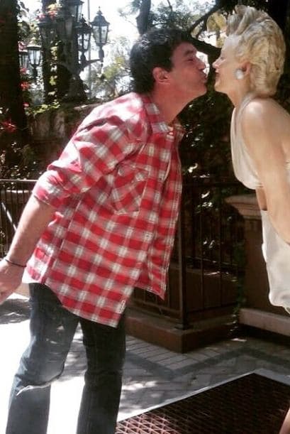 Banderas no perdió la oprtunidad de dar un rico beso a la guapa Marilyn Monroe.