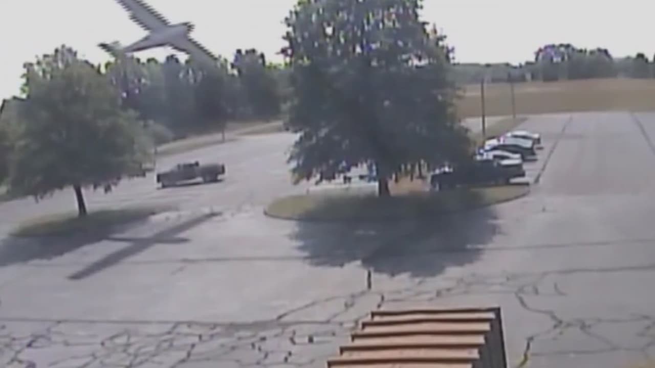 En vídeo: El piloto de una avioneta pequeña sale casi ileso de este accidente