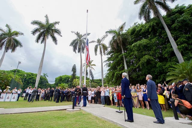 El Secretario de Estado John Kerry iza la bandera en la Habana