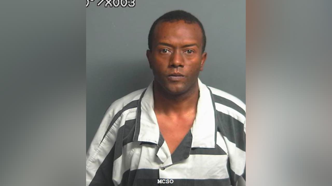 Clinton Brian Harvey, quien de acuerdo con las autoridades trabajaba como oficial de detención juvenil del condado Montgomery, también fue arrestado y las autoridades hacen un llamado a la comunidad para reportar cualquier caso en el que pueda estar involucrado Harvey.