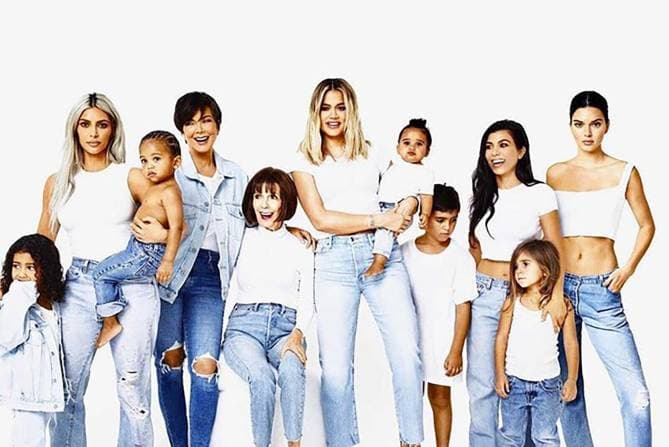 La postal navideña de 2017 de las Kardashian-Jenner es única y sorprendente por múltiples razones: esta es la primera vez en que no hay un solo hombre de la familia - incluyendo a maridos y parejas- presente, con la excepción de los hijos de Kourtney y Kim. Según señaló Kris Jenner, la matriarca de la familia, esta postal representa el empoderamiento de la mujer y la esperanza de los niños. También es la primera vez que aparece Saint West, el bebé de Kim y Kanye.