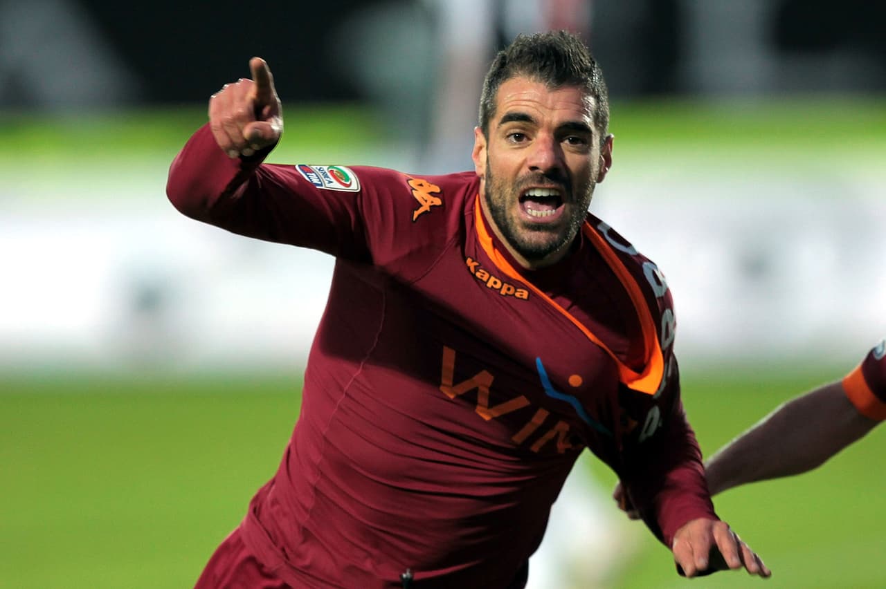 El italino Simone Perrotta recuerda en la traducción de su apellido en español a un animal de gran tamaño, pero en la cancha ha conseguido dar alegría con su capacidad y goles.