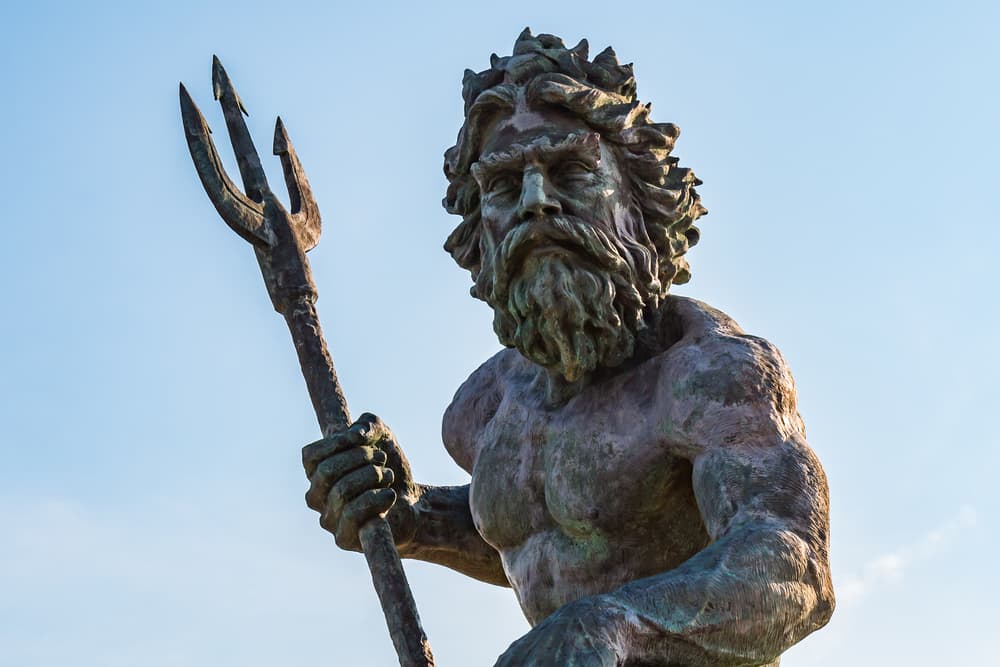En la mitología, Neptuno o Poseidón es el dios del mar y señor de las aguas. Tiene su morada en lo más profundo del mar, donde la visión a menudo es vaga y nos encontramos en un mundo extraño y casi irreal.
