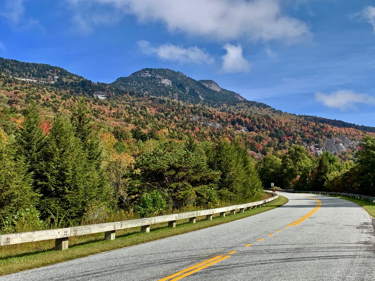 Hay entradas y salidas en todas las principales carreteras federales y estatales. En Virginia, las carreteras interestatales 64, 81 y 77 tienen señales para acceder a la carretera, mientras que en Carolina del Norte se puede entrar desde las Interestatales 40 y 26.