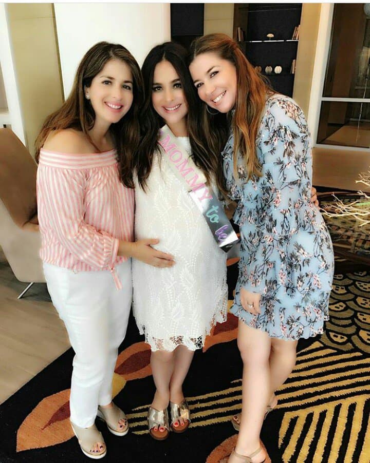 El 'baby shower' fue totalmente sorpresa y el único hombre que estuvo presente fue el conductor y experto en belleza, 
<b>Jomari Goyso</b>.