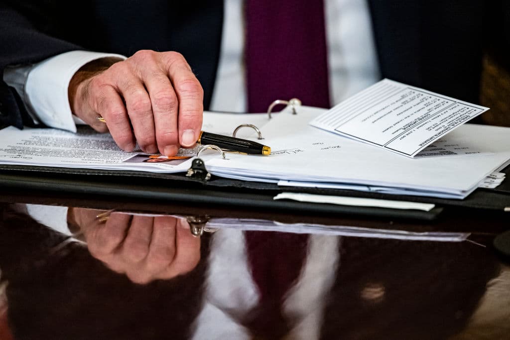 Se trata de 
<a href="https://www.univision.com/noticias/politica/biden-excluye-contribuyentes-alto-ingreso">la segunda gran concesión de los demócratas</a> esta semana, pues previamente 
<b>accedieron a limitar la cantidad de personas que recibiría en su totalidad el tercer cheque</b> de estímulo de $1,400.
<br>