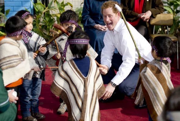 Los niños del jardín lo recibieron con una representación de las tradiciones mapuches.