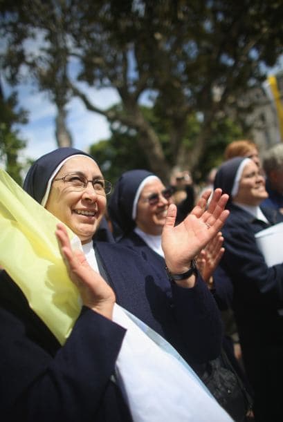 La gente respondió emocionada, agitando banderas (muchas argentinas), aplaudiendo y gritando.