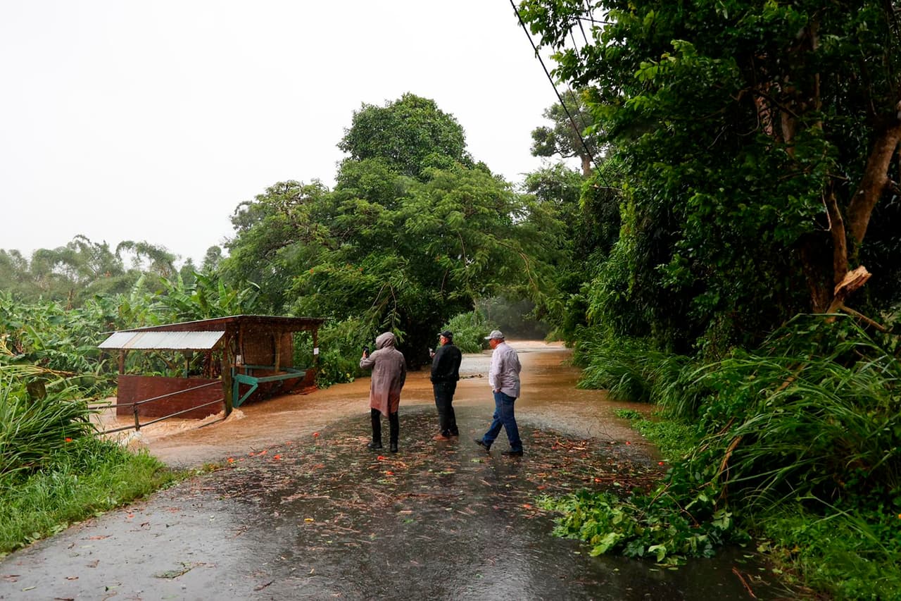 El presidente de Estados Unidos, Joe Biden, declaró el estado de emergencia en el territorio estadounidense cuando el ojo de la tormenta se acercaba a la esquina suroeste de la isla. En la foto, unas personas miran una zona inundada en Cayey.